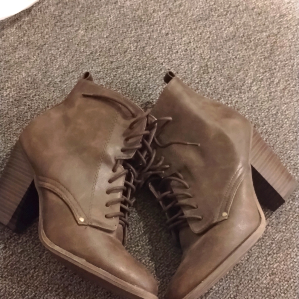Brown Breckelle's ankle boots size 8 1/2